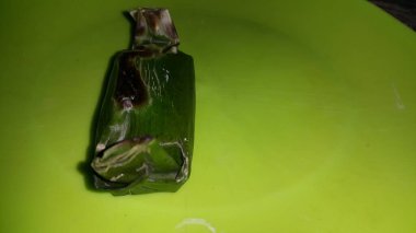 Hala sidik yapraklarına sarılı tavuk lemperi iğnesi. Lemper ayam. Endonezya 'dan geleneksel yiyecekler. Öğütülmüş tavukla dolu glutinous pilavından yapılan lezzetli bir atıştırmalık..