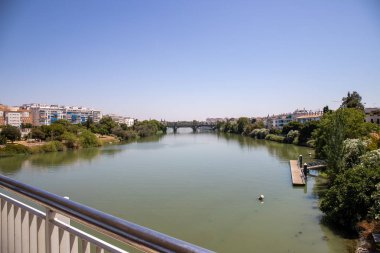 Seville 'deki nehir manzarası