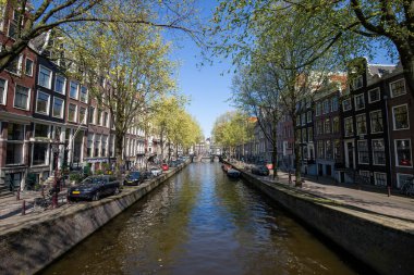 Köprüden Amsterdam 'daki kanal manzarası