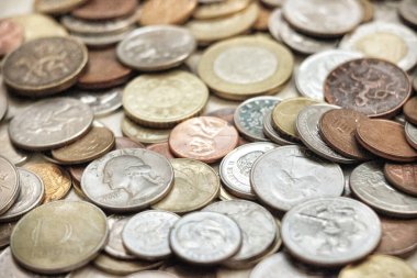 Beyaz arkaplanda bozuk para yığını