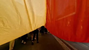 LGBT gurur videosu, Özgürlük bayrakları, Gökkuşağı