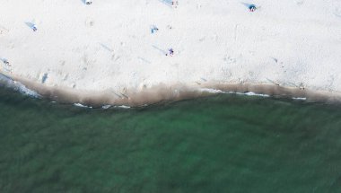 Plaj manzarası, beyaz kum, zümrüt deniz, Polonya