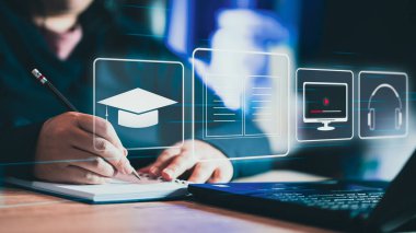 Çevrimiçi eğitim kavramı. Adam internette kişisel gelişim ve mesleki nitelikler için Online eğitim ve e-öğrenim webinar kullanıyor. Yeni beceriler geliştirmek için dijital kurslar.