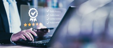 Kalite kontrol sertifikası, şirket ürünlerinin standart garantisi. Sanal ekranda kavram. El, üst düzey hizmet kalitesi teminatının işaretini gösterir. 5 yıldız, Garanti, Standartlar, ISO.