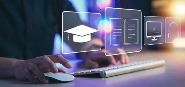 Çevrimiçi eğitim kavramı. Adam internette kişisel gelişim ve mesleki nitelikler için Online eğitim ve e-öğrenim webinar kullanıyor. Yeni beceriler geliştirmek için dijital kurslar.