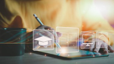 Çevrimiçi eğitim kavramı. Adam internette kişisel gelişim ve mesleki nitelikler için Online eğitim ve e-öğrenim webinar kullanıyor. Yeni beceriler geliştirmek için dijital kurslar.