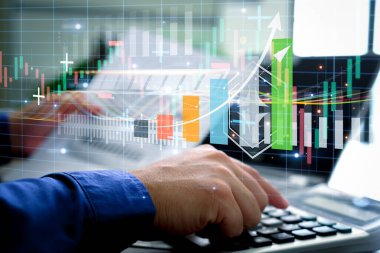 İş adamı, iş dünyasının büyüme grafiğini ve ilerlemesini çizdi ve mali ve yatırım verilerini, iş planlamasını ve mavi arka plan stratejisini analiz etti.