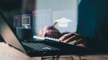 Çevrimiçi eğitim kavramı. Adam internette kişisel gelişim ve mesleki nitelikler için Online eğitim ve e-öğrenim webinar kullanıyor. Yeni beceriler geliştirmek için dijital kurslar.