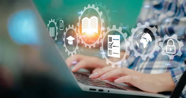 Çevrimiçi eğitim kavramı. Adam internette kişisel gelişim ve mesleki nitelikler için Online eğitim ve e-öğrenim webinar kullanıyor. Yeni beceriler geliştirmek için dijital kurslar.