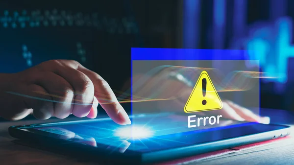 エラーエラーアラートの概念 404エラーが見つかりませんでした警告問題の概念 通知エラーとメンテナンスの概念のための警告の三角形の警告を持つコンピュータのラップトップを使用してビジネスマン — ストック写真