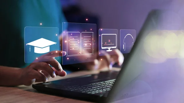 Çevrimiçi eğitim kavramı. Adam internette kişisel gelişim ve mesleki nitelikler için Online eğitim ve e-öğrenim webinar kullanıyor. Yeni beceriler geliştirmek için dijital kurslar.