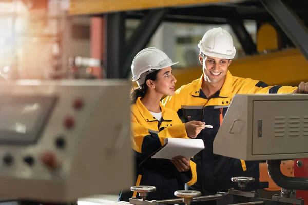 Fabrika Mühendisliği, kadın tamirciye iş eğitimi ve çıraklık eğitimi veriyor. Teknik mesleki eğitimde genç çıraklar, daha yaşlı eğitmenler tarafından bir cnc torna makinesinde eğitilir.