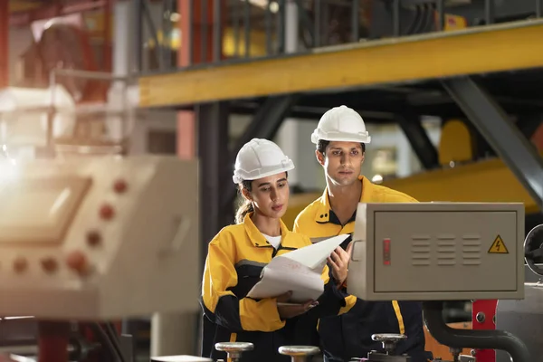Fabrika Mühendisliği, kadın tamirciye iş eğitimi ve çıraklık eğitimi veriyor. Teknik mesleki eğitimde genç çıraklar, daha yaşlı eğitmenler tarafından bir cnc torna makinesinde eğitilir.