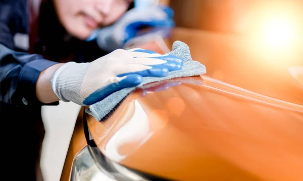 자동차 수리공들은 구두약을 사용하여 자동차를 닦는다 세라믹으로 자동차를 부설하고 서비스 로열티 프리 스톡 사진