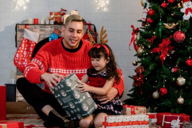 Mutlu komik aile anne ve çocukları Noel kurabiyesi pişirir. Baba ve kız Noel kurabiyeleri pişiriyorlar. Aile kurabiyeleri Noel 'i kutluyor. Mutlu Noeller ve mutlu tatiller.