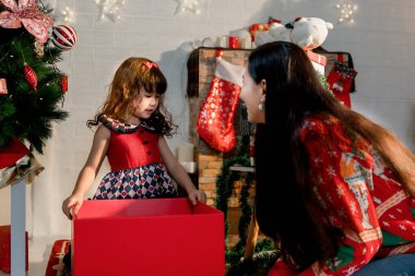 Mutlu bir çift Noel kurabiyesi pişiriyor ve gülüyor. Mutlu Noeller ve mutlu tatiller. Aile hazırlığı bayram yemeği.