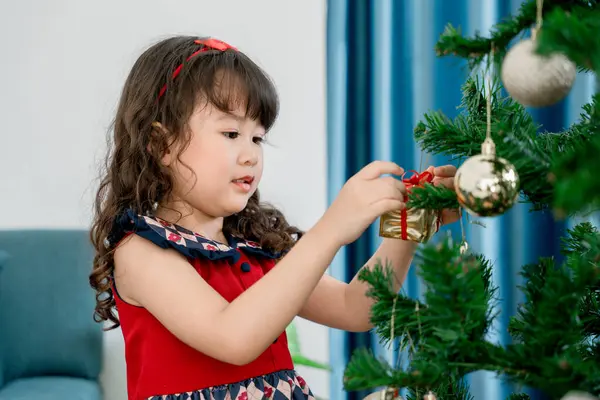 Mutlu komik aile anne ve çocukları Noel kurabiyesi pişirir. Baba ve kız Noel kurabiyeleri pişiriyorlar. Aile kurabiyeleri Noel 'i kutluyor. Mutlu Noeller ve mutlu tatiller.