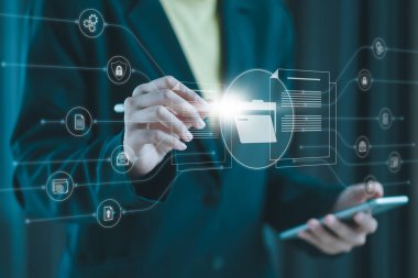 Şirket veri yönetim sistemi konsepti. İşadamı, gizli belge erişimi için sanal belge simgesine sahip bir dizüstü bilgisayar kullanıyor. Kişisel veriler ve kurumsal kişisel veri koruması.