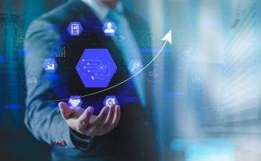 İşadamı, gelecekteki iş hayatında yapay zeka (yapay zeka) teknolojisini kullanarak, işleri daha verimli, yenilikçi ve geleceği daha verimli yapmak için yapay zeka kullanır..