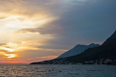 Manzara, denizde parlak renkli bir günbatımı. Adriyatik Denizi, Hırvatistan