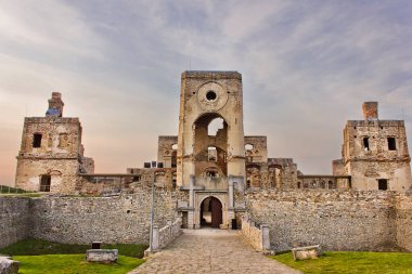  17. yüzyılın antik şatosu Ujazd, Polonya 'da Kryzhtopor