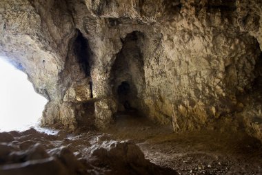 Polonya 'nın Jura kayalıklarında bir mağara.