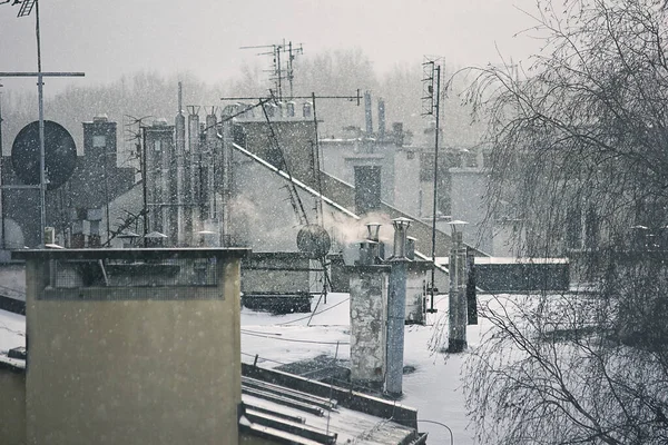 Kışın Eski Şehrin Çatıları Karların Altında Görünüyor — Stok fotoğraf
