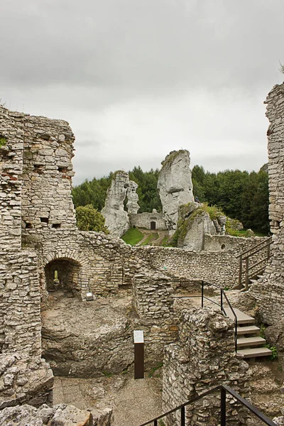 Αυλή Του Αρχαίου Κάστρου Ogrodzieniec Στο Μονοπάτι Των Φωλιών Των — Φωτογραφία Αρχείου
