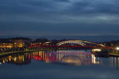 Vistula kıyısında bulutlu bir akşam