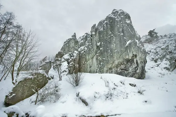 Téli Táj Hóval Borított Sziklákkal Hegyek Télen Egy Felhős Napon — Stock Fotó