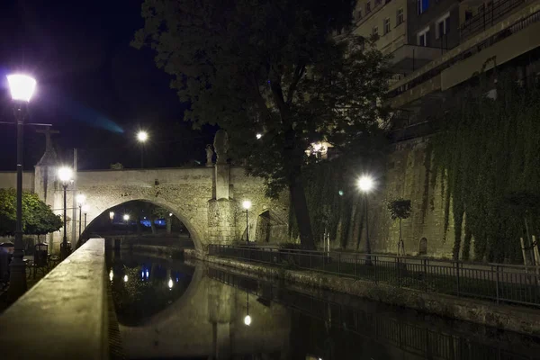 一个空荡荡的夜城横跨波兰Klodzko Nysa河的圣约翰桥 — 图库照片