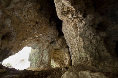 Polonya 'nın Jura kayalıklarında bir mağara.
