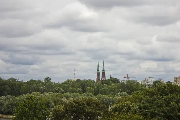 Uma Paisagem Urbana Com Árvores Uma Igreja Céu Nublado Polónia — Fotografia de Stock