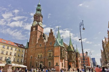 Wroclaw, Polonya - 5 Haziran Pazar Meydanı, Belediye Binası 5 Haziran 2021 Wroclaw, Polonya