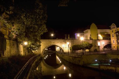 Terk edilmiş bir gece şehri. St. John Köprüsü, Polonya 'nın Klodzko kentindeki Nysa nehrinin karşısında.