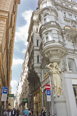 Viyana, Avusturya - 6 Ağustos: Viyana caddesindeki eski binalar 6 Ağustos 2020, Viyana, Avusturya