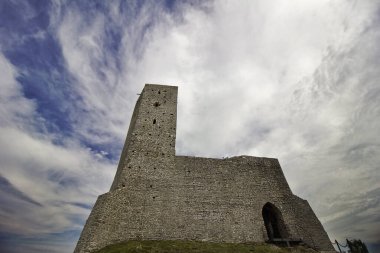 13. yüzyılın ortaçağ kraliyet kalesi Polonya 'nın Checiny kentinde.