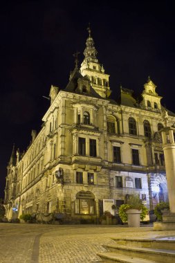 Polonya 'nın Klodzko kentindeki eski şehrin gece sokakları