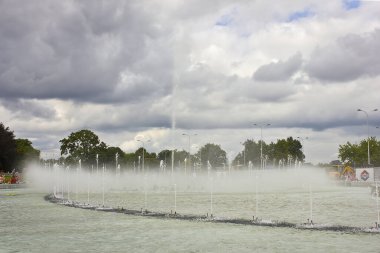 Varşova, Polonya 'da bulutlu bir günde çeşme