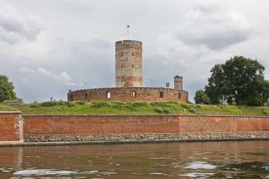 Polonya 'nın Gdansk kentindeki Ölü Vistula Nehri' ndeki Wijkselmunde Kalesi