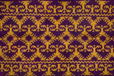 Şırıngalara örülmüş, yakın çekim Jacquard dokusu. Turuncu ve bordo desenli örülmüş arka plan