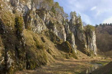 Baharın ilk zamanlarında güneşli bir günde kayalık ve dere manzarası