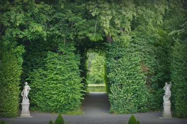 Heykellerle park et. Kraliyet sarayının parkı.