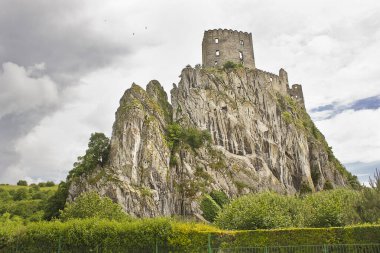 Slovakya 'daki antik 12. yüzyıl Beckov Kalesi. Bir dağın tepesinde ortaçağ şatosu olan bir manzara..
