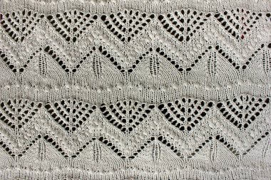 Beyaz desenli, yakın çekim tığ işi. Beyaz desenli arkaplan