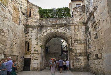 Split, Hırvatistan - 8 Eylül: Dalmaçya 'nın tarihi Split merkezi. Hırvatistan 'ın Split kentindeki Antik Kapılar, Diocletian Sarayı' na giriş 8 Eylül 2023