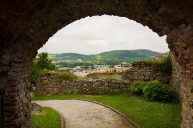 Slovakya 'daki antik Trencin Kalesi, 11. yüzyıl. Kemerli bir duvar..