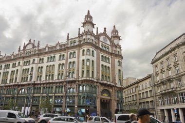 Budapeşte 'nin merkezinde eski bir ev. Tarihi şehir merkezinde sokaklar