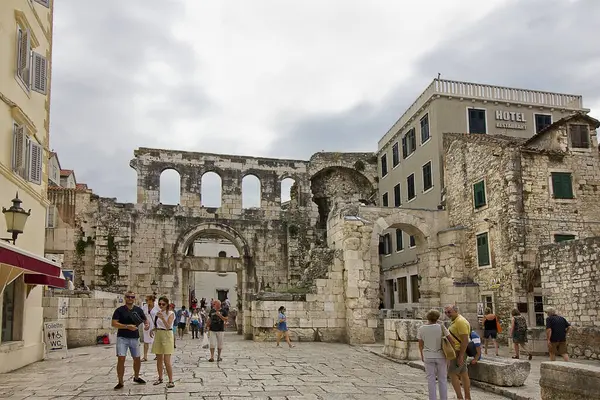 Split, Hırvatistan - 15 Eylül: Gümüş Kapı 'ya bakan Diocletian Sarayı. Hırvatistan 'ın Split kentindeki Dalmaçya' da antik bir 4. yüzyıl sarayı.