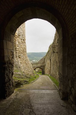 Slovakya 'daki antik Trencin Kalesi, 11. yüzyıl. Kemerli bir duvar..